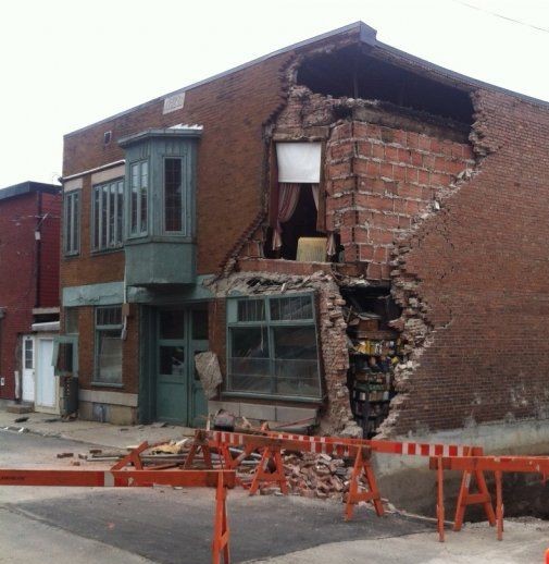 Le mur d'un immeuble s'effondre dans St-Sauveur Québec. Photo le Soleil.